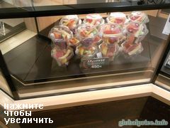 Цены на еду в Японии, набор фруктов на вокзале Токио