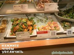 Цены на еду в Японии, салат на развес на вокзале Токио