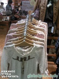 Цены на женскую одежду, Кобе, Япония, Цены платья в торговом центре